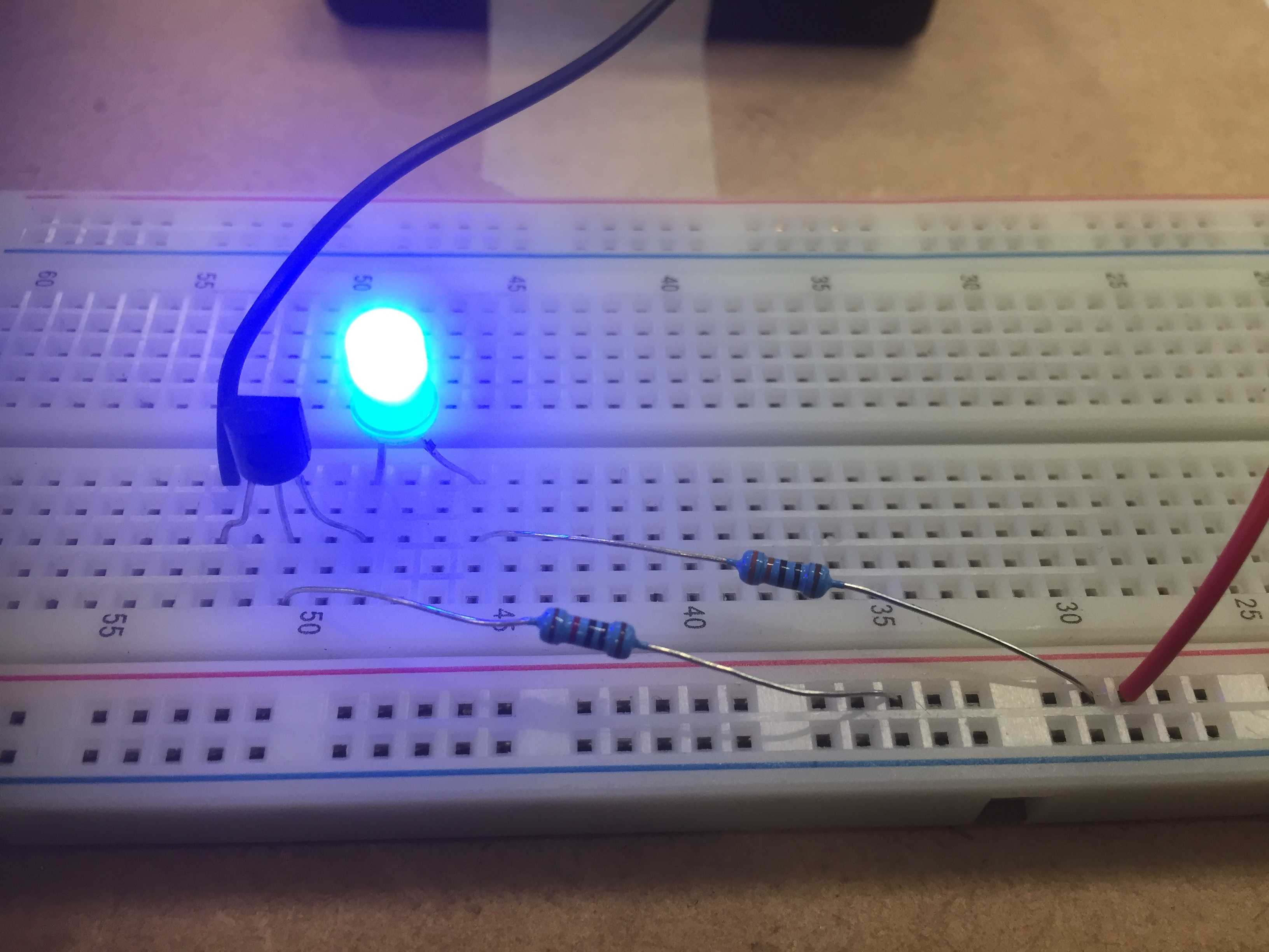 10DGT220 Transistor circuit on breadboard MHOL